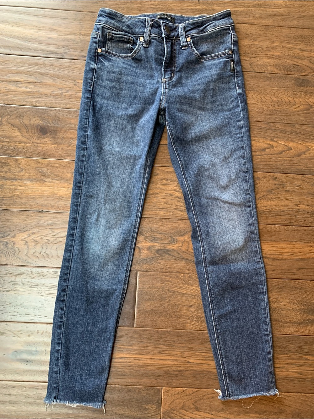 Silver Jeans Women's Dark Blue Skinny Jeans with Raw Hem. Pre-owned. Size:27x26.